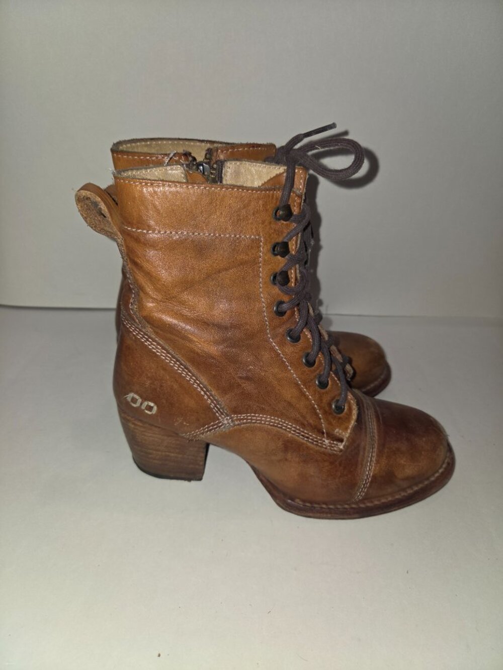Bed Stu brown leather Bonnie combat lace up booties Sz 6.5 Needs 1 Heel Repair - Picture 2 of 12